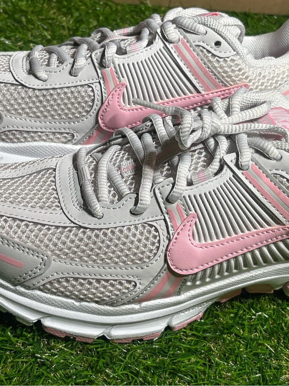 Nike Vermero 5s Women’s White and Light Pink Athletic Running Shoes